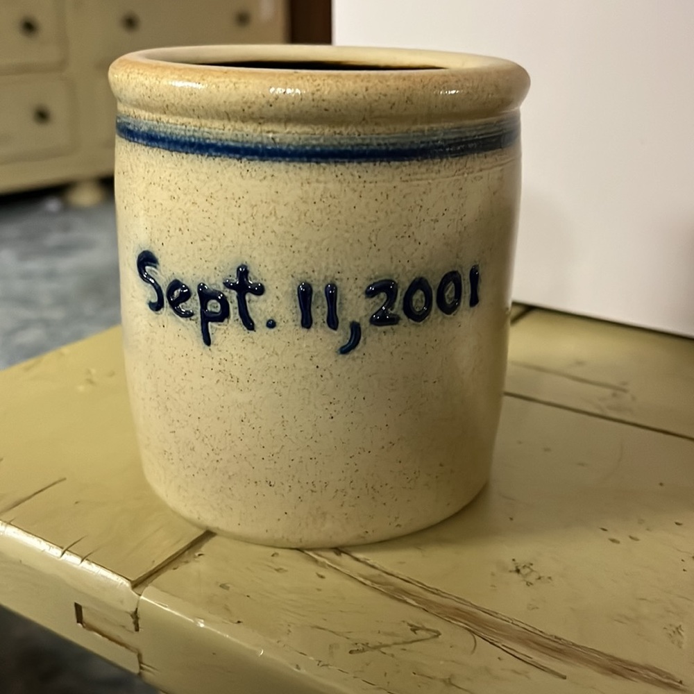 Hand made crock - Picture 2 of 3